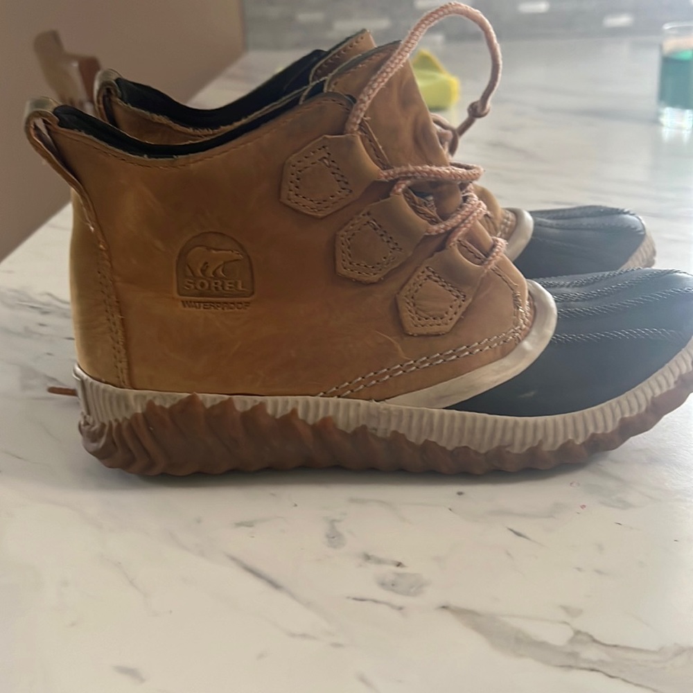 7.5 Sorel Women's Out 'N About Plus Boots - Elk in excellent condition